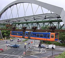 Schwebebahn_ueber_Strasse.jpg